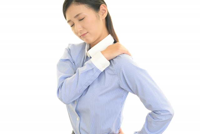肩の痛みで日常生活に支障が出て悩む女性